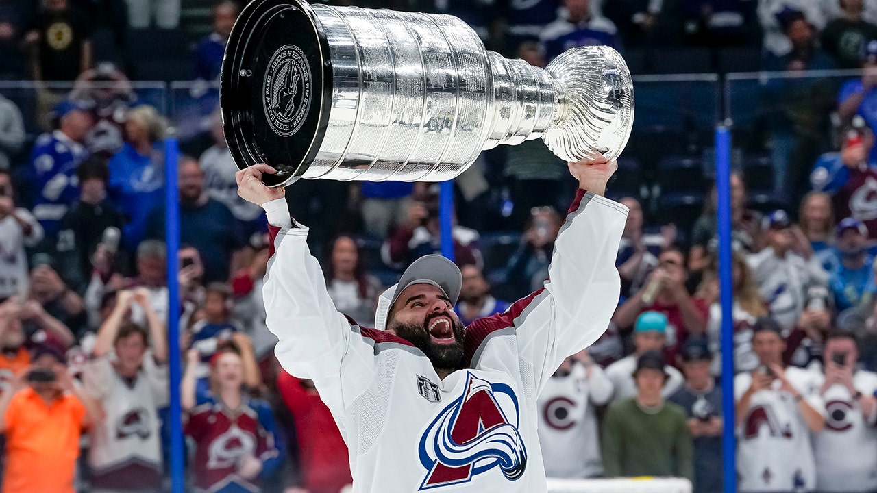  Nazem Kadri Colorado Avalanche Unsigned 2022 Stanley Cup  Champions Raising Cup Photograph - NHL Photomints and Coins : Sports &  Outdoors