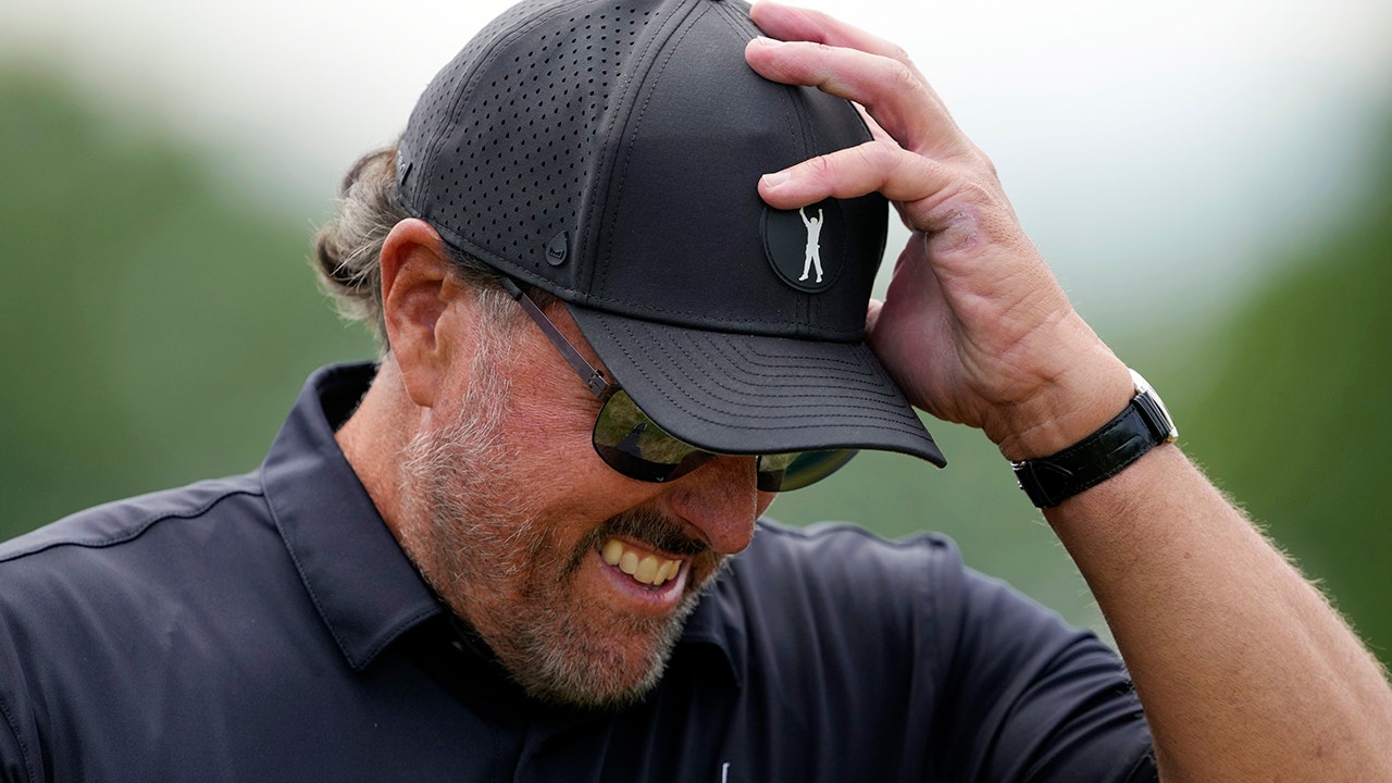 US Open 2022: Phil Mickelson faces cheers and jeers as he struggles in first round – Fox News