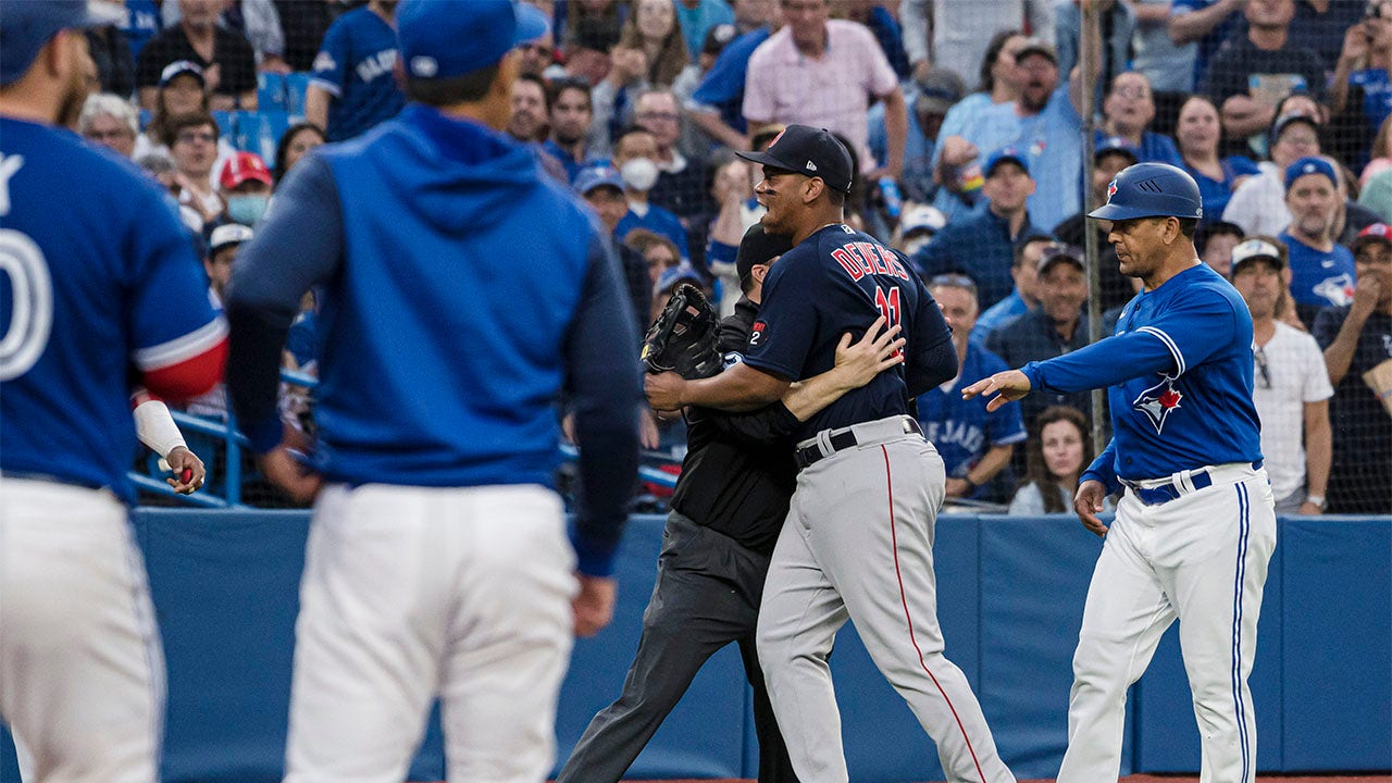 Blue Jays' George Springer carted off after scary collision in loss