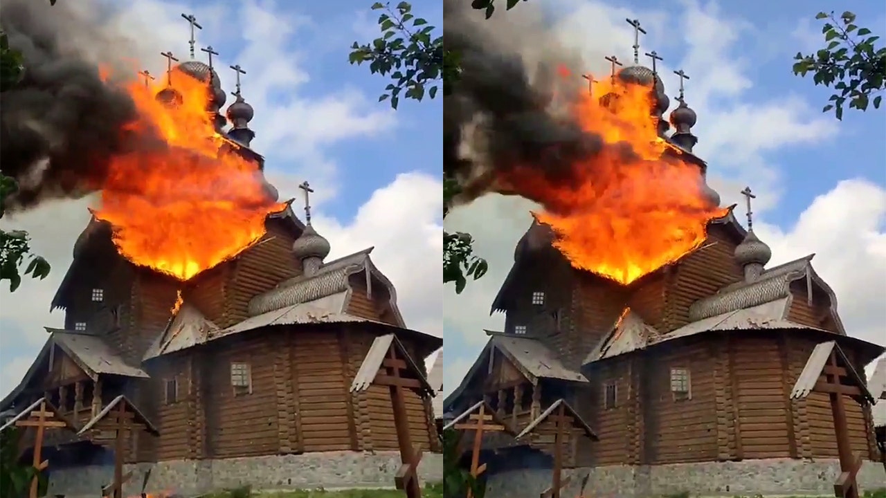 Historisches ukrainisches Kloster brennt nach russischer Bombardierung, sagt Selenskyj
