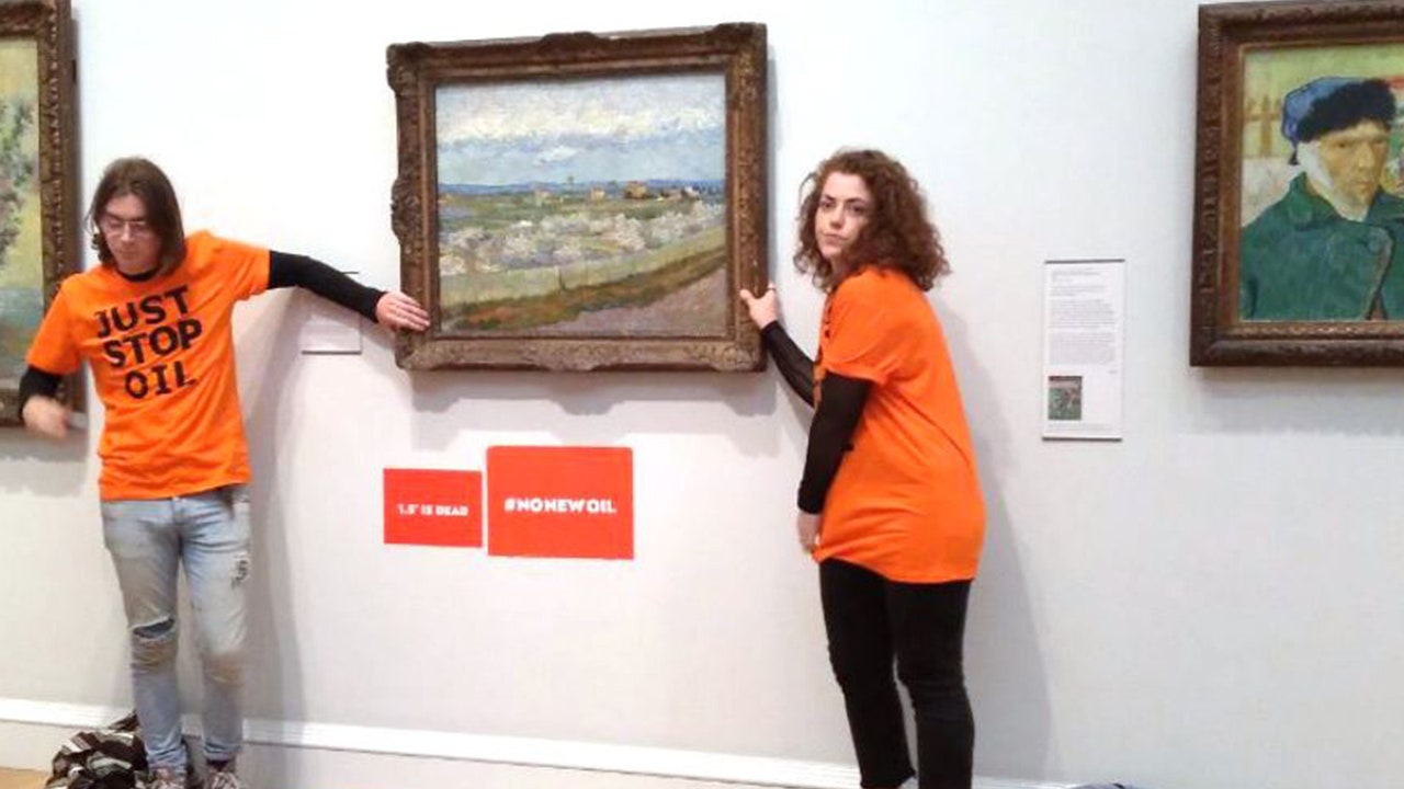 Klimatičtí aktivisté ve Spojeném království drží ruce na obraze Vincenta van Gogha v londýnském muzeu