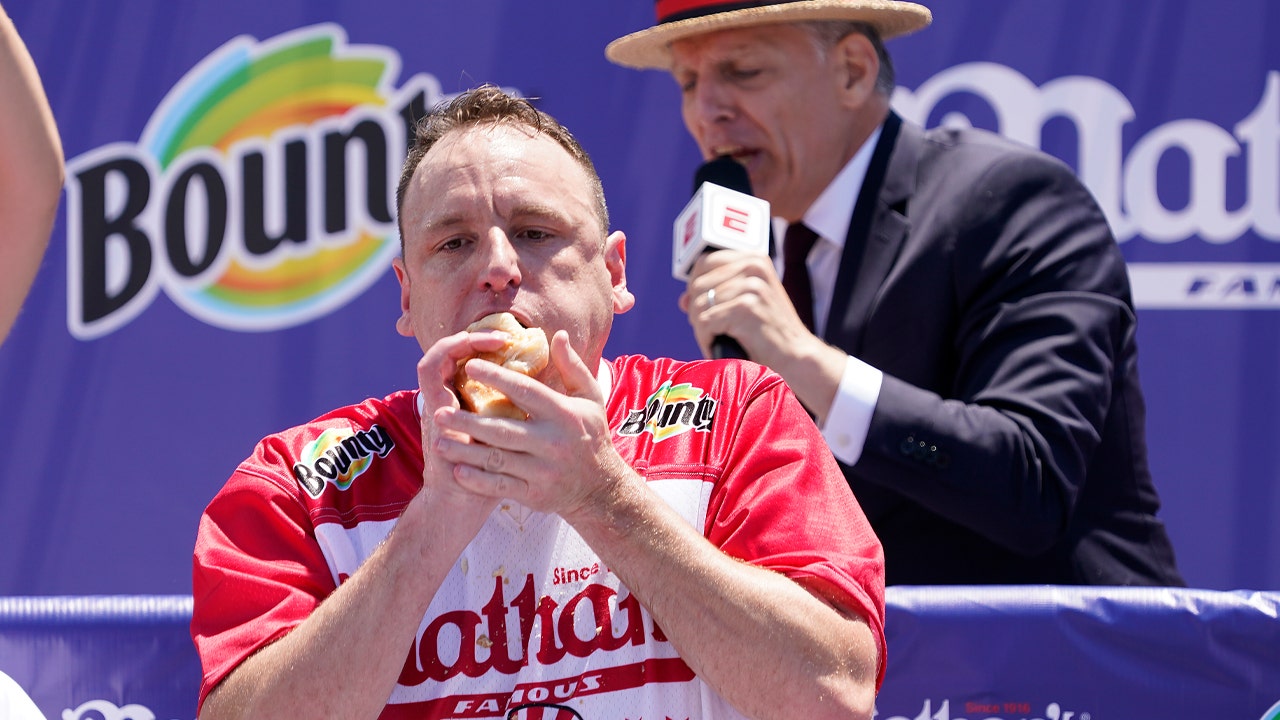 Read more about the article Joey Chestnut ‘very hopeful’ he can compete in hot dog eating contest: ‘I’ll be hungry’