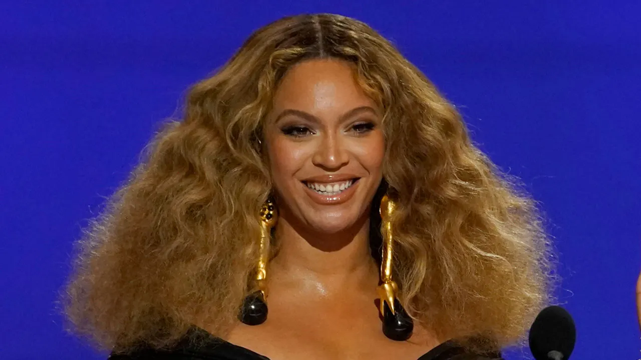 beyonce knowles curly hair