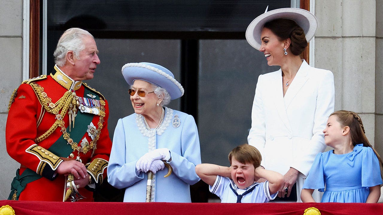 Britain's Queen Elizabeth II, Prince Charles and Catherine, Duchess of Cambridge, along with Princess Charlotte and Prince Louis. (REUTERS/Hannah McKay)