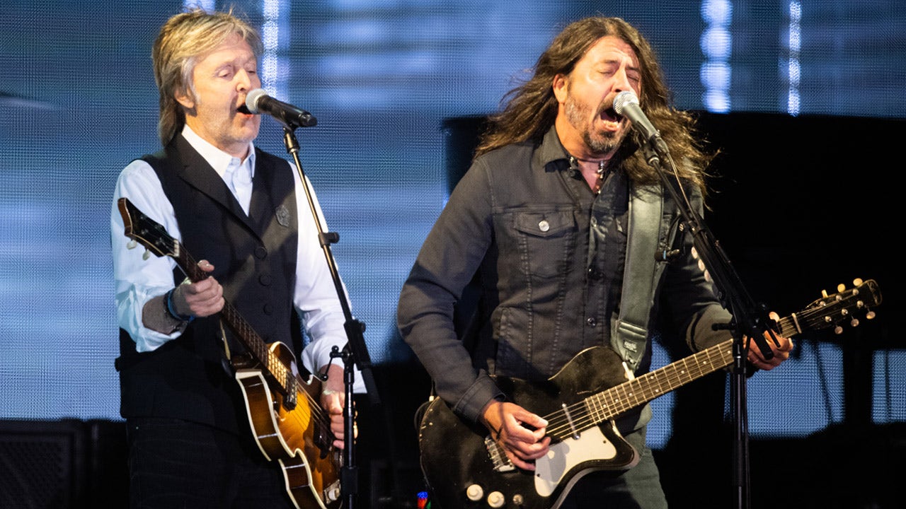 Dave Grohl performs with Paul McCartney at Glastonbury in first show since Taylor Hawkins' death - Fox News