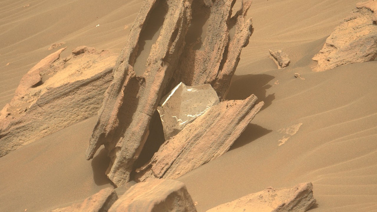 El rover Perseverance de la NASA descubre una pieza de su tren de aterrizaje en Marte