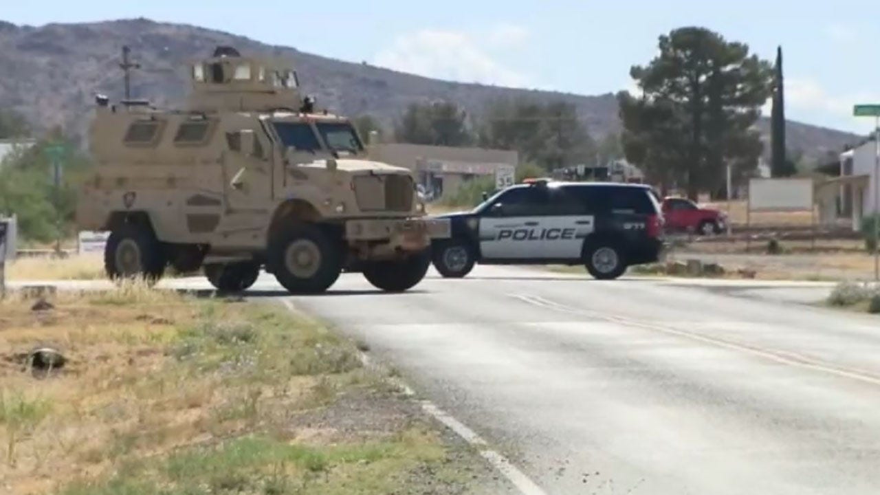 News :Arizona deputy killed in shooting, barricaded suspect surrenders