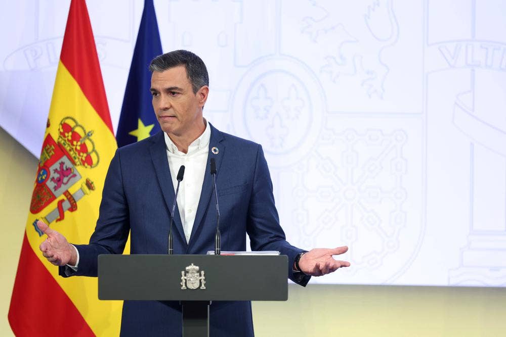 サンチェススペイン首相は省エネのためにネクタイを捨てようと提案した。