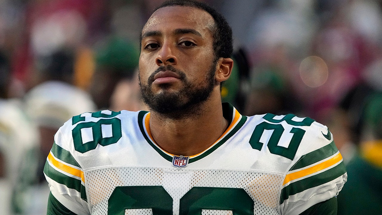 Packers' AJ Dillon grabbed by officer at soccer game, Green Bay