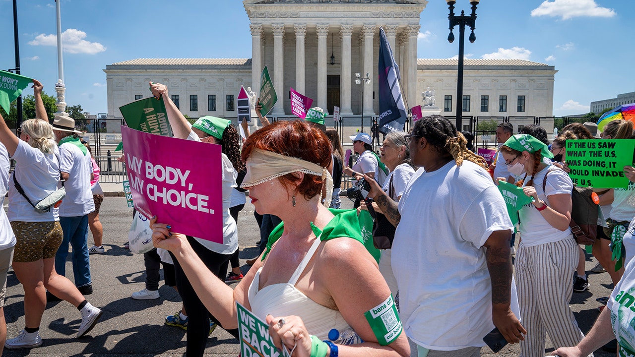 Texas Supreme Court blocks ruling that said abortions could resume