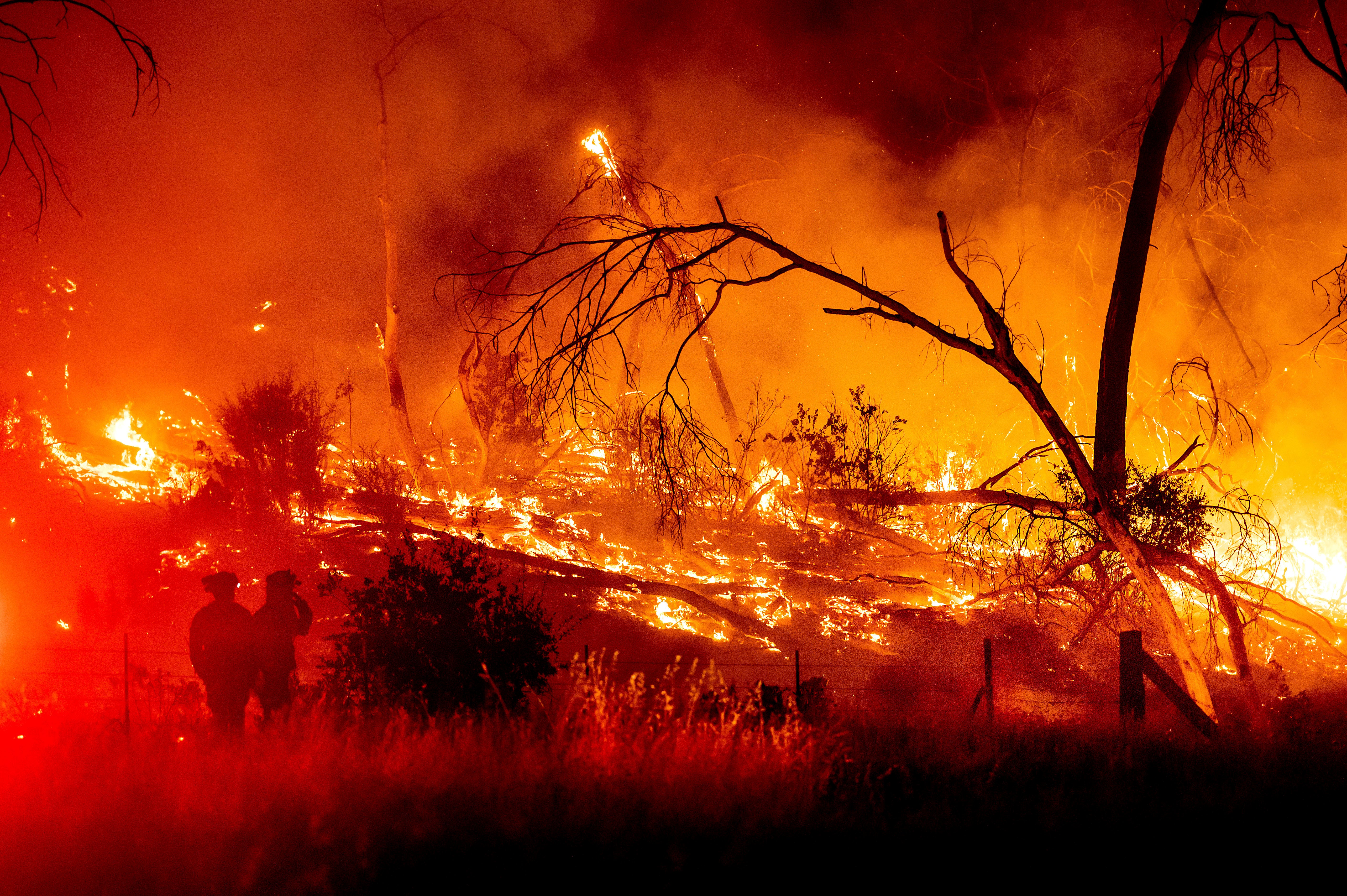 CA wildfire temporarily traps 4th of July travelers