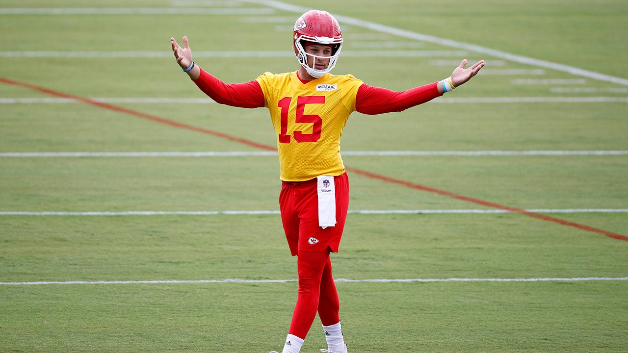 Mahomes reppin' the KC Monarchs at his training camp arrival