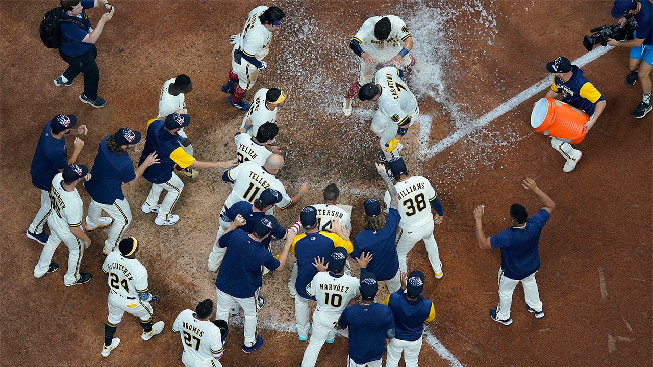 Watch: Brewers' Cain taunts kids after crushing HR out of backyard