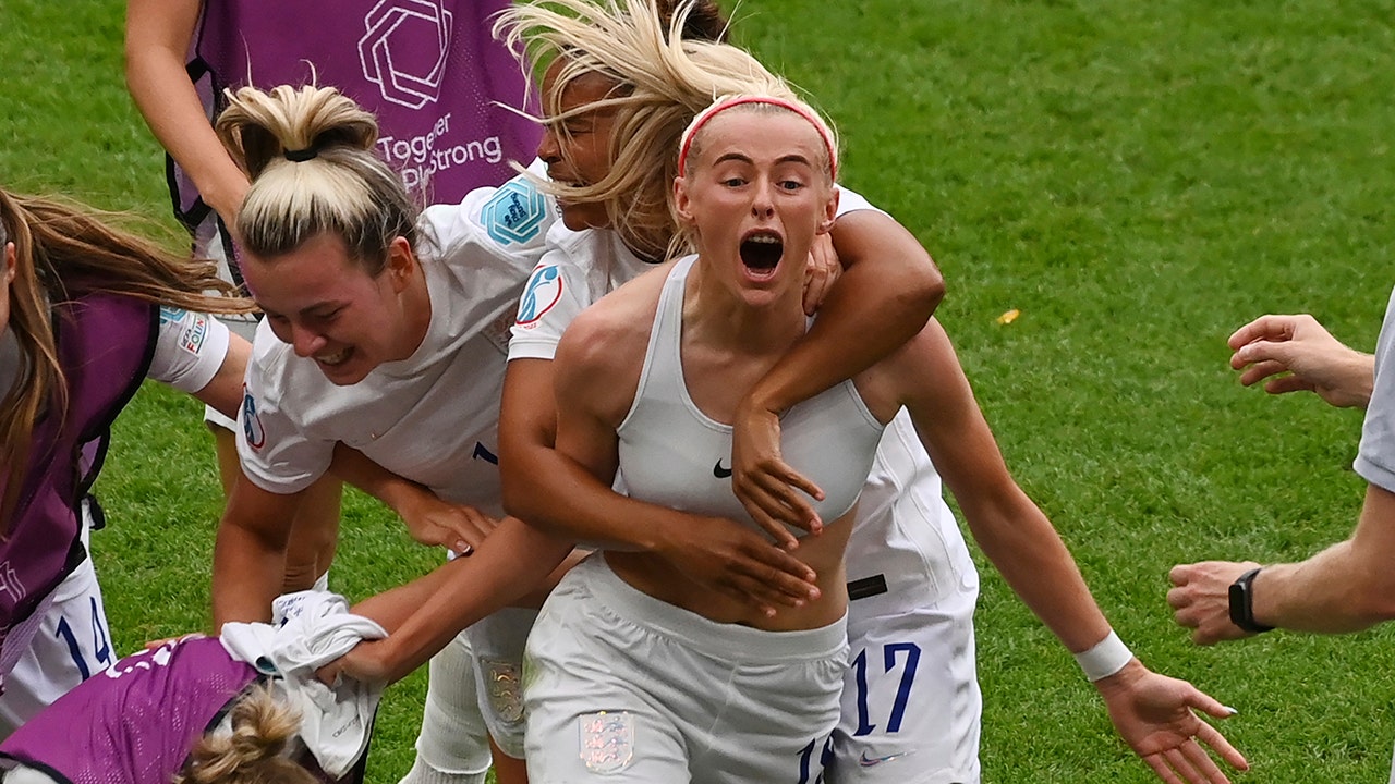 Englands Chloe Kelly Does Her Best Brandi Chastain Impression As She