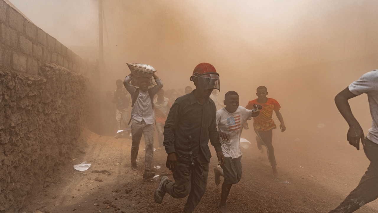 غارتگران از صحنه یک انبار غارت شده متعلق به ماموریت حافظ صلح در جمهوری دموکراتیک کنگو (MONUSCO) در تأسیسات سازمان ملل در گوما در 25 ژوئیه 2022 فرار کردند. - معترضان امروز به پایگاه سازمان ملل در شهر گوما در شرق کنگو حمله کردند. یک خبرنگار خبرگزاری فرانسه گفت که خواستار خروج نیروهای حافظ صلح از منطقه شد. 