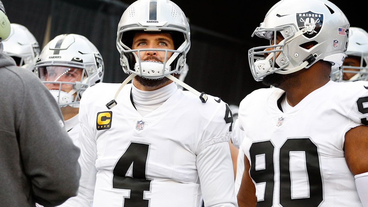 Derek Carr makes light of Raiders exit, looks ahead to new team: 'Going to  give that city everything I got'