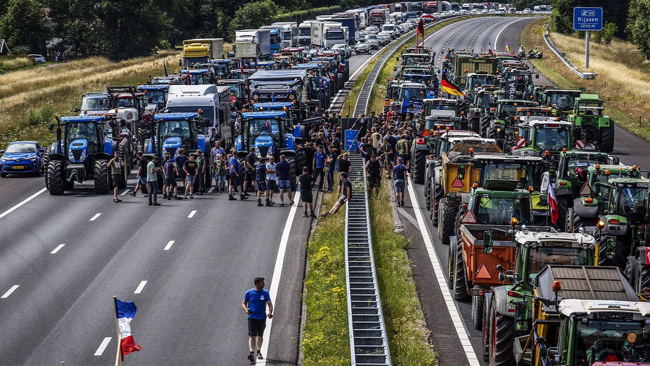 네덜란드 농부들은 정부의 엄격한 환경 규칙에 항의하기 위해 ‘Freedom Caravans’를 결성