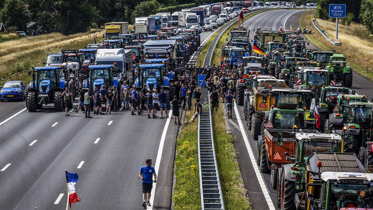 Agricultores holandeses forman ‘Caravanas de la Libertad’ para protestar contra las estrictas normas ambientales del gobierno