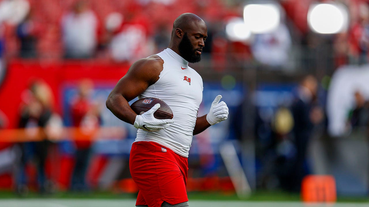 Tampa Bay Buccaneers: 1st look at Leonard Fournette in No. 7 jersey