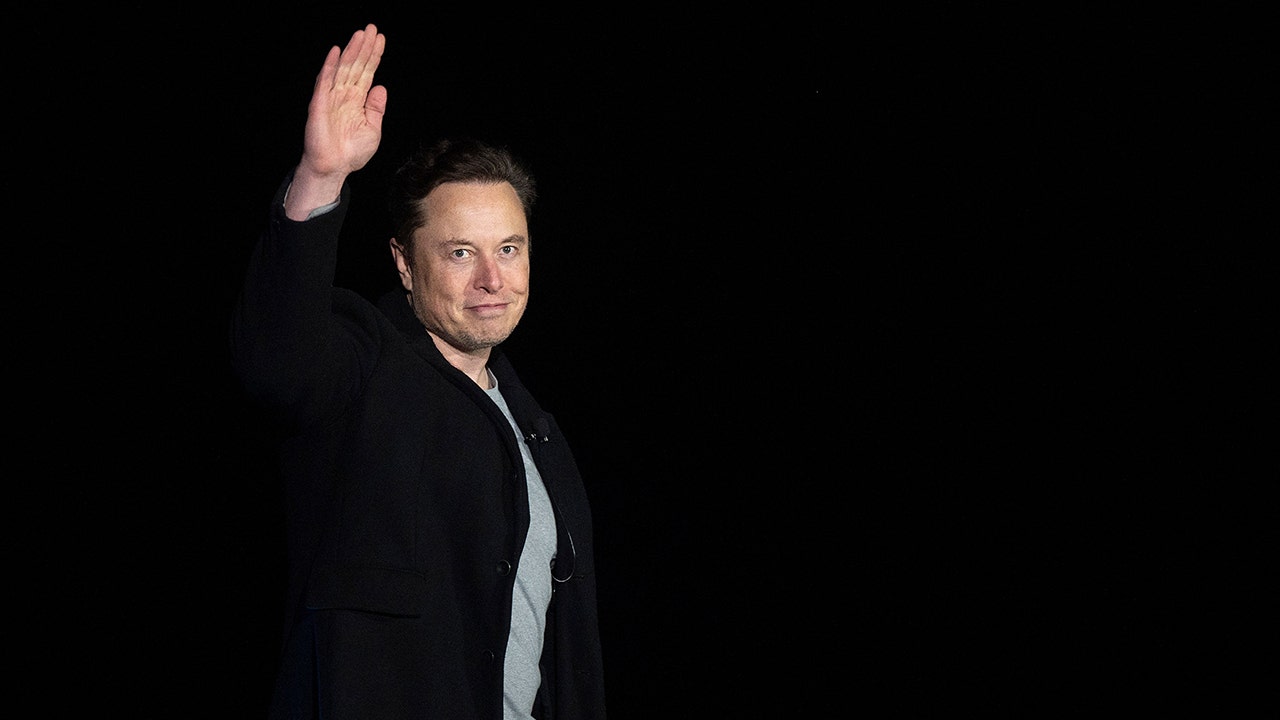 Elon Musk breaks Twitter silence with photo of ex-wife, the Pope in Venice thumbnail