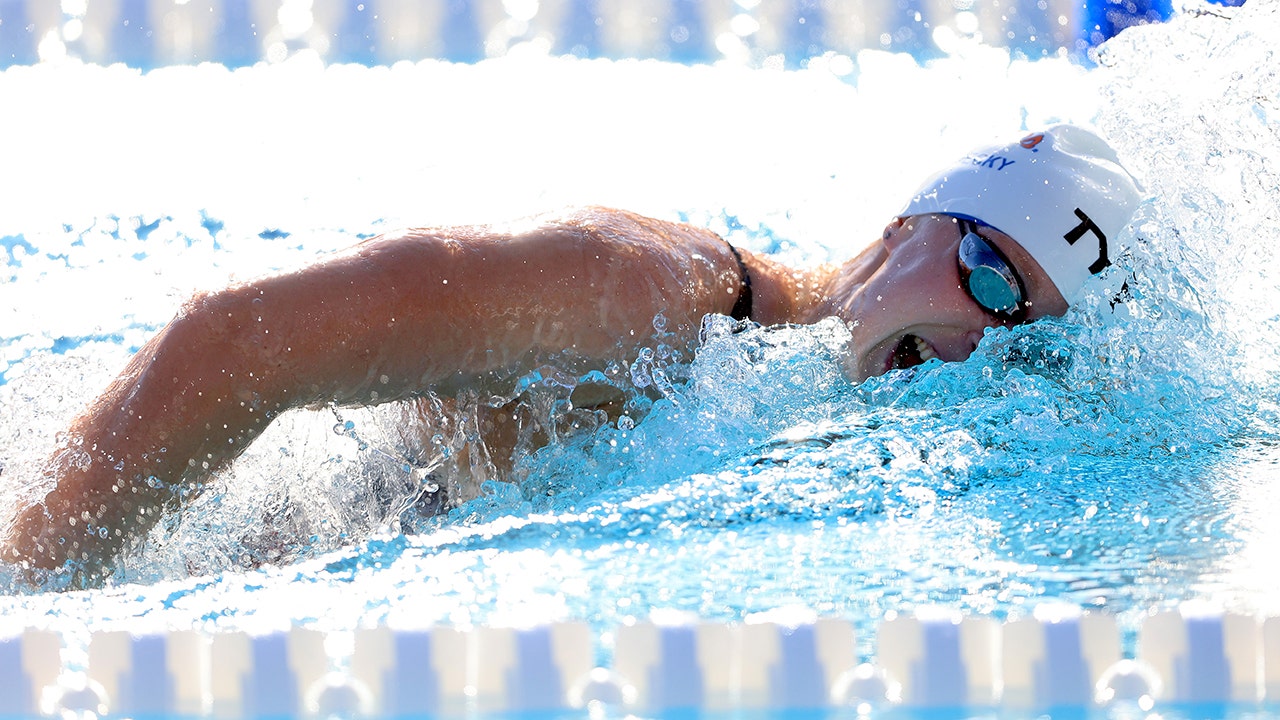 Katie Ledecky wins 800m freestyle at swim nationals by 19 seconds