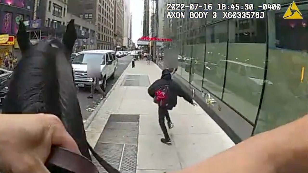 Mounted NYPD officer chases down robbery suspect in Times Square, video shows