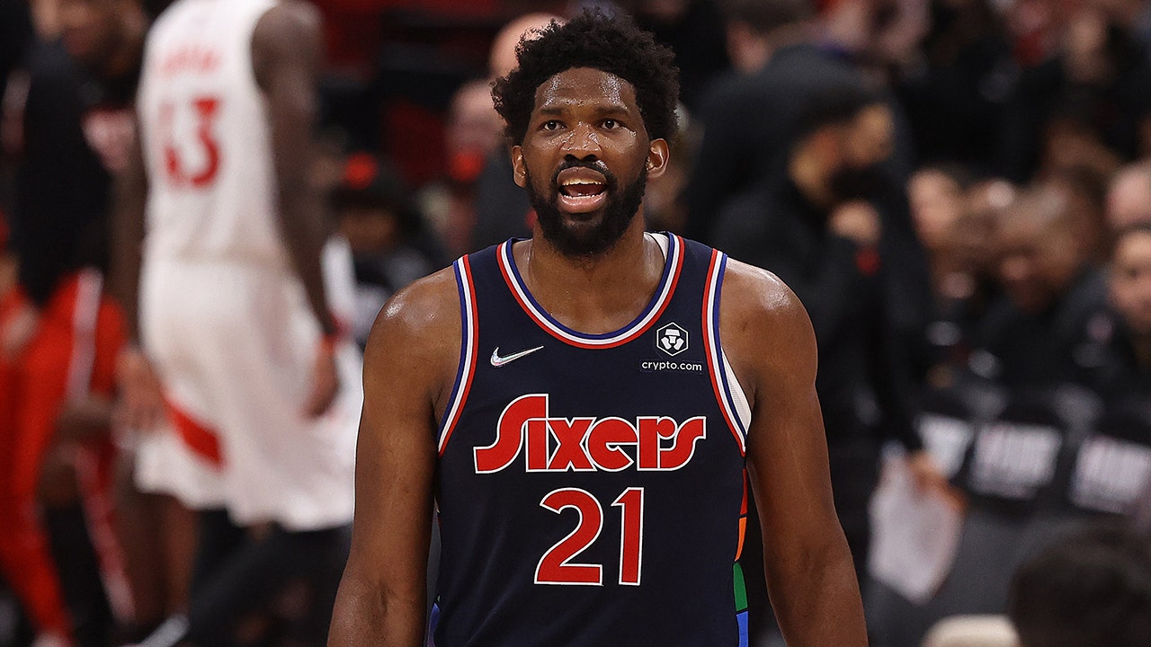 Pompey] Joel Embiid rocking a new hairstyle. : r/sixers