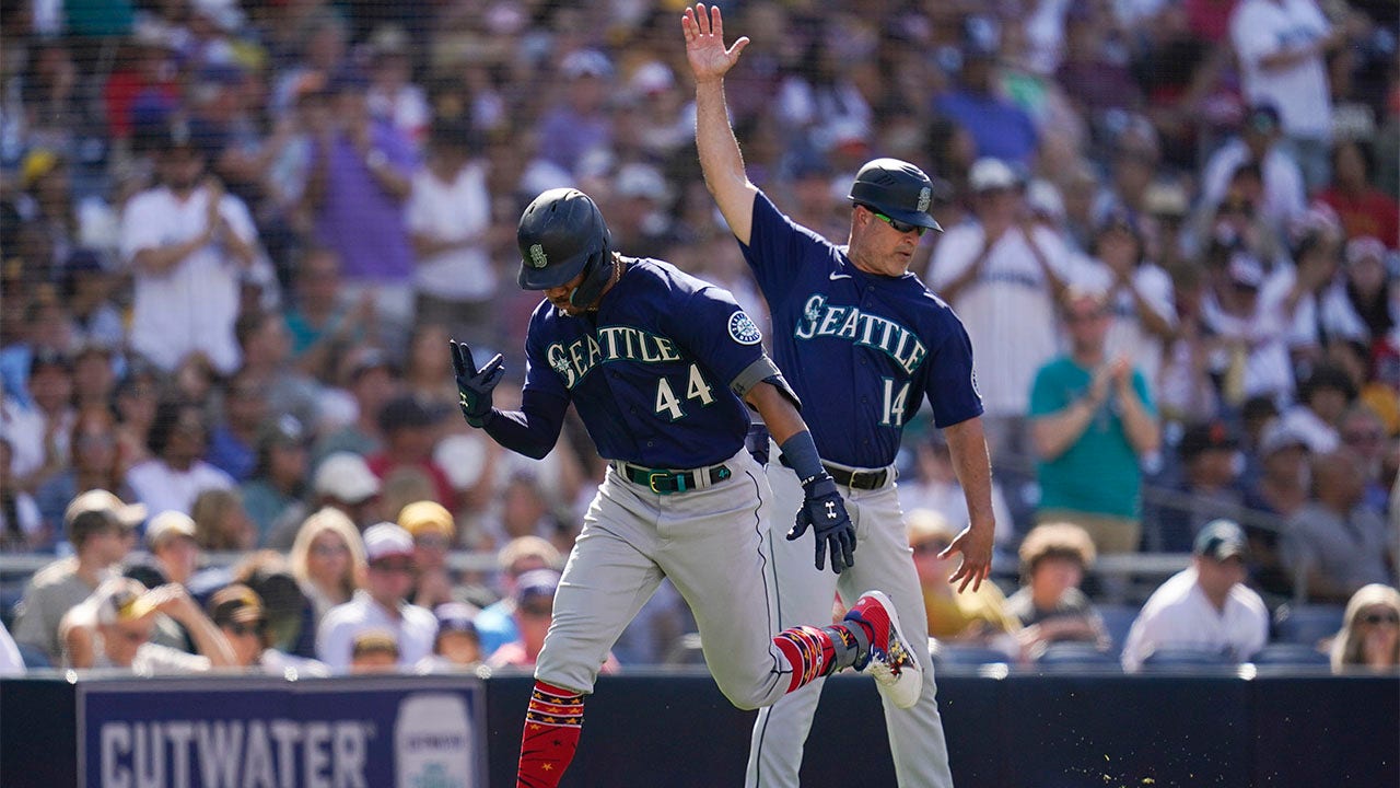 Rodríguez makes more history as Mariners top Padres 6-1