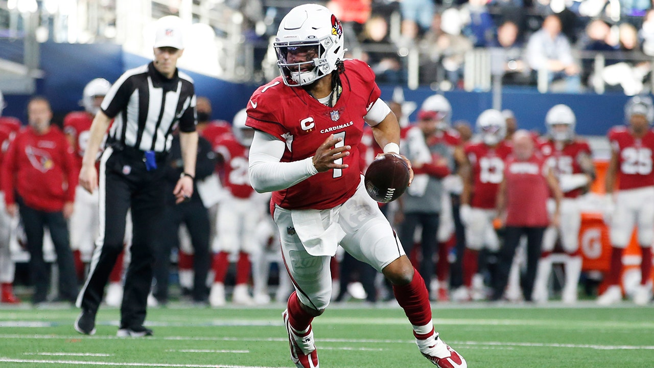 Gillette Stadium. 29th Nov, 2020. MA, USA; Arizona Cardinals quarterback Kyler  Murray (1) in action during the NFL game between Arizona Cardinals and New  England Patriots at Gillette Stadium. Anthony Nesmith/CSM/Alamy Live News  Stock Photo - Alamy