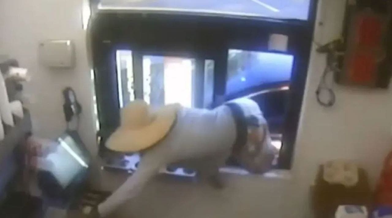Florida gunman climbs through Wendy’s drive-thru window, steals cash drawer