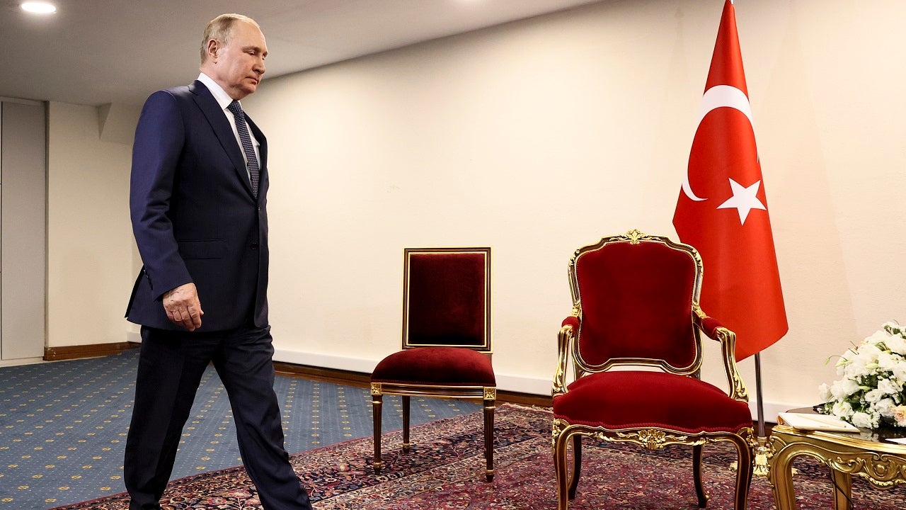 Video shows Putin standing awkwardly, waiting for Erdogan to show up for Iran meeting