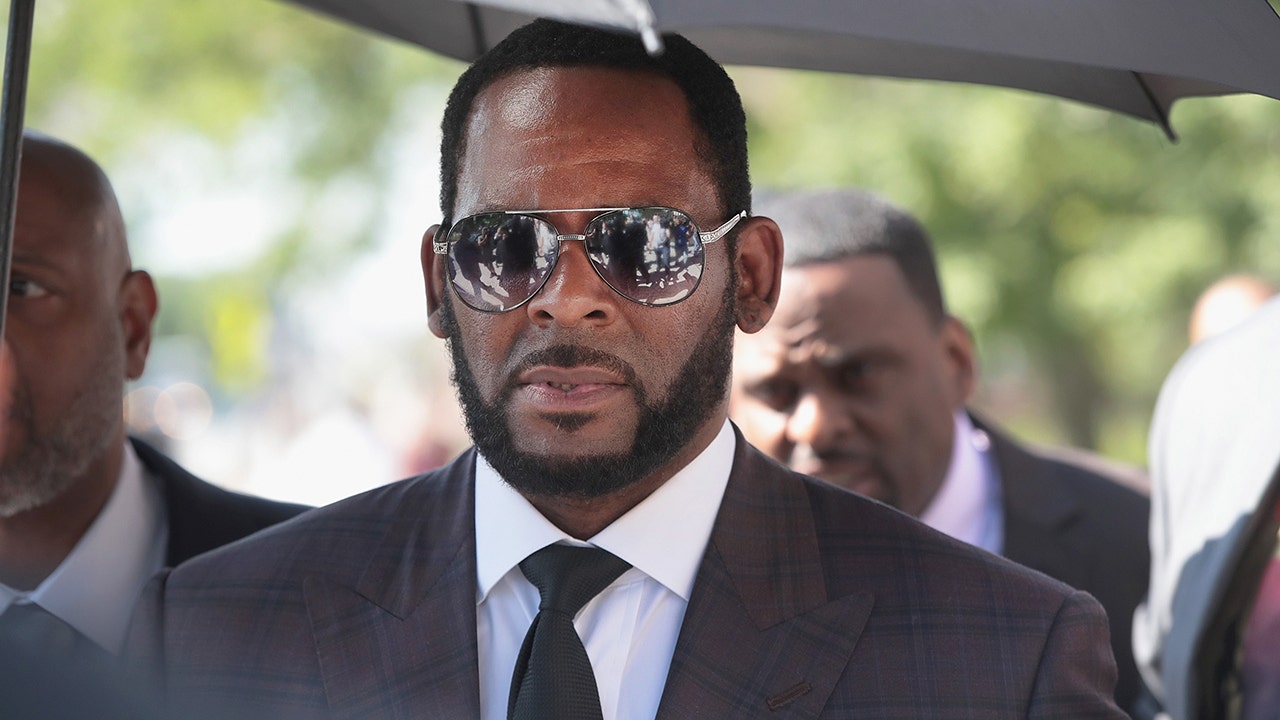 R. Kelly opening statements begin in Chicago federal trial