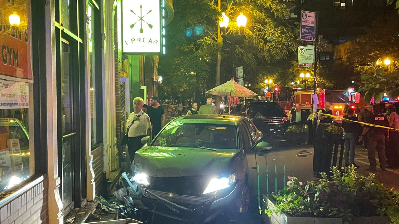 Chicago car jumps curb injures 5 pedestrians and diners; driver flees – Fox News