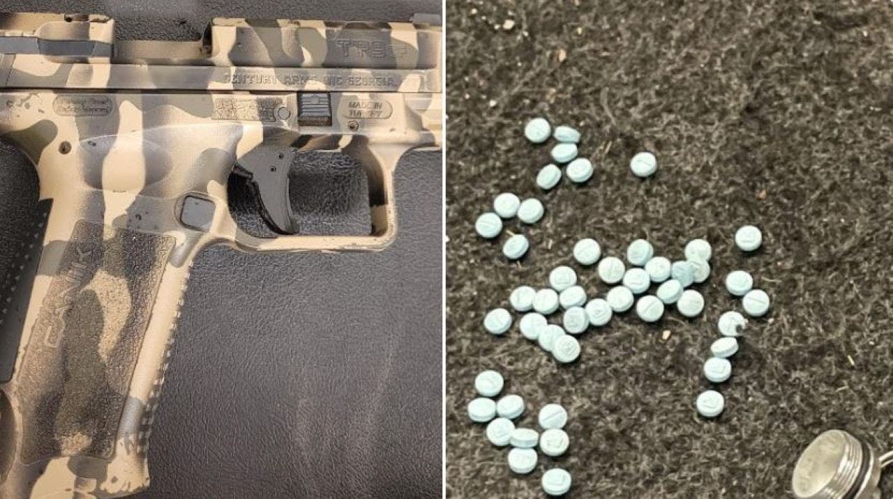 Foto von Drogen und Waffe an der Grenze beschlagnahmt
