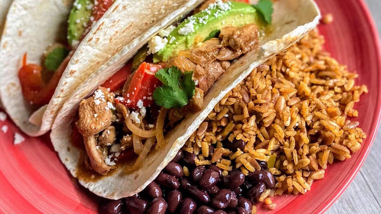 Try this delicious chicken fajita recipe next for your next Mexican meal. (Julie Park from Platein28) (Julie Park from Platein28)