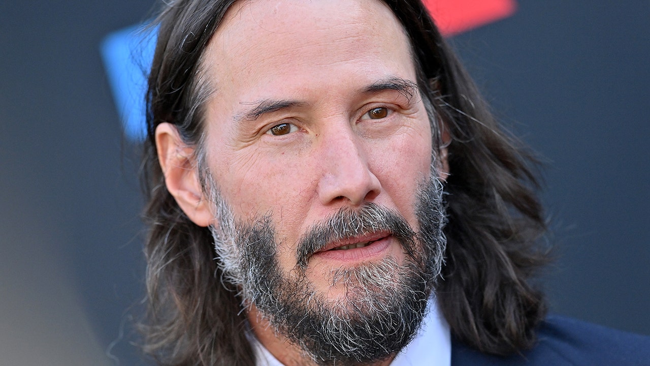Keanu Reeves kindly answers kid's questions at baggage claim after international flight, viral tweet shows