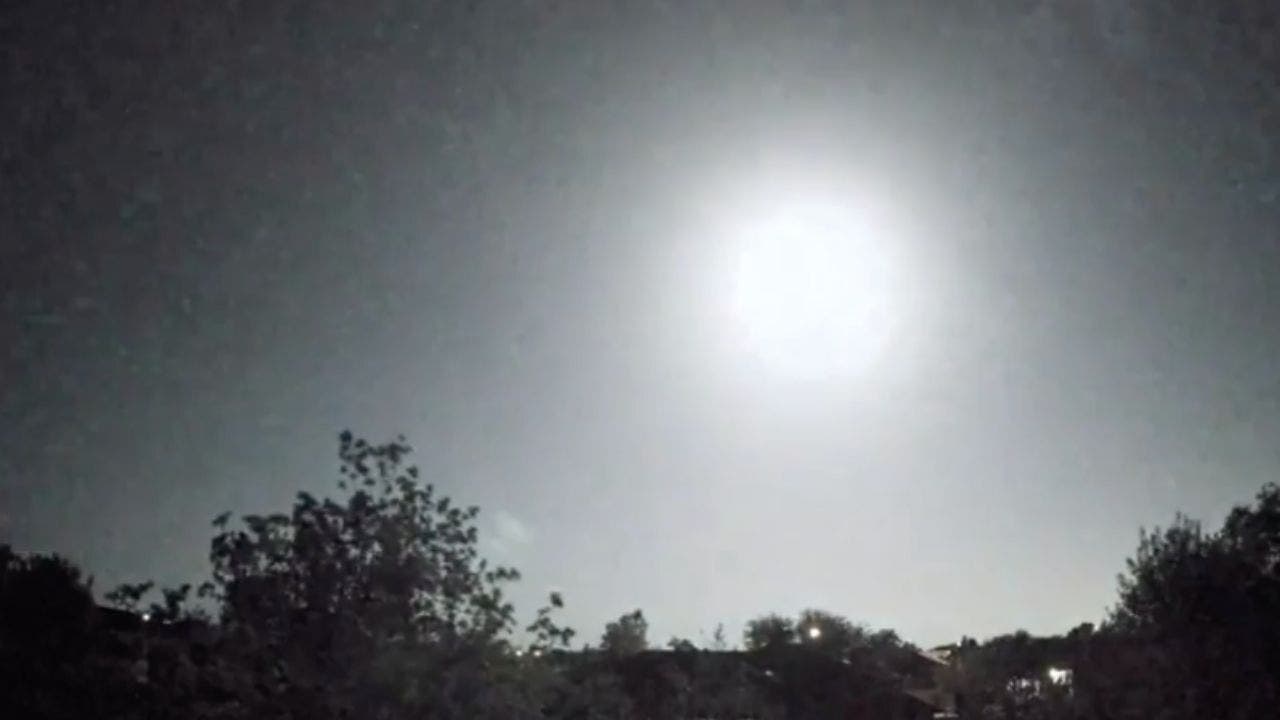 Texaská ohnivá koule osvětluje noční oblohu poblíž Austinu