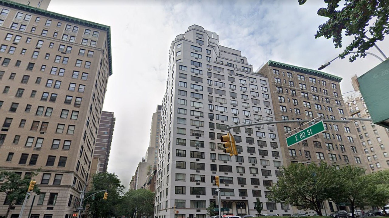 News :Man, 61, falls to death cleaning his NYC Upper East Side apartment window: police