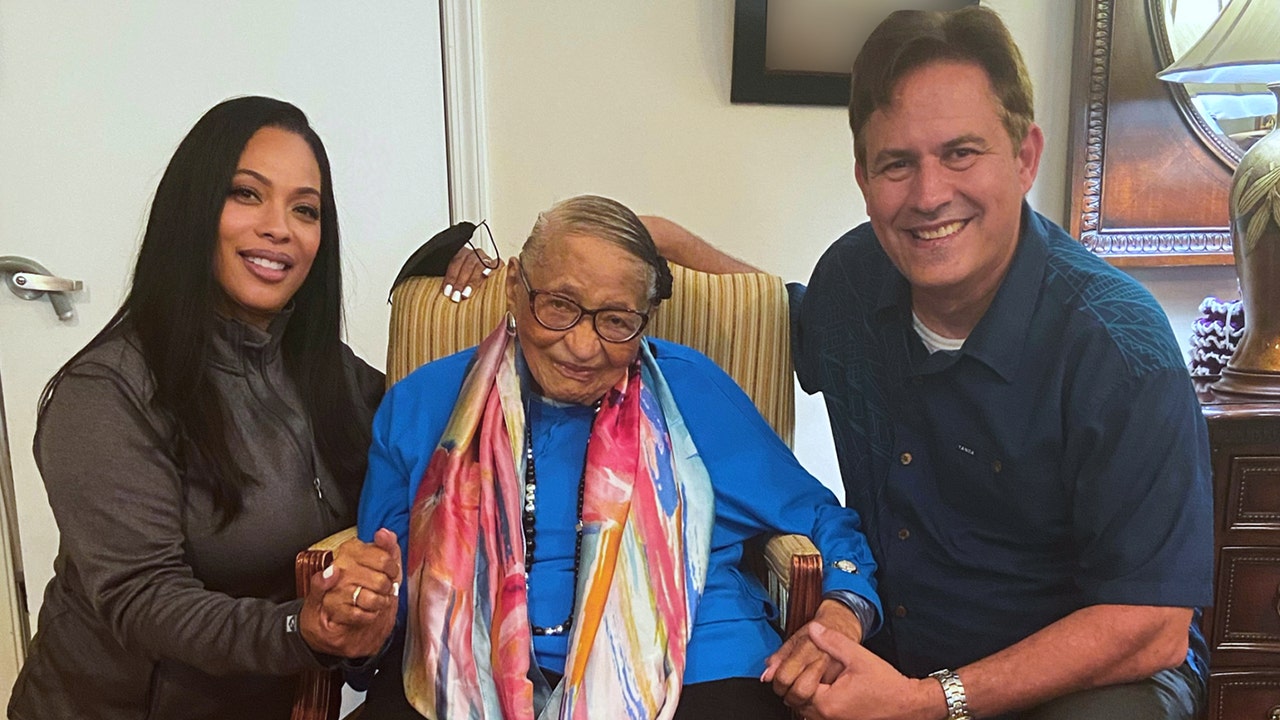 Jane Smith got a sweet surprise visit from Southwest employees, Bryan Dal Porto and Nisha Chinn. (Southwest Airlines Co.)