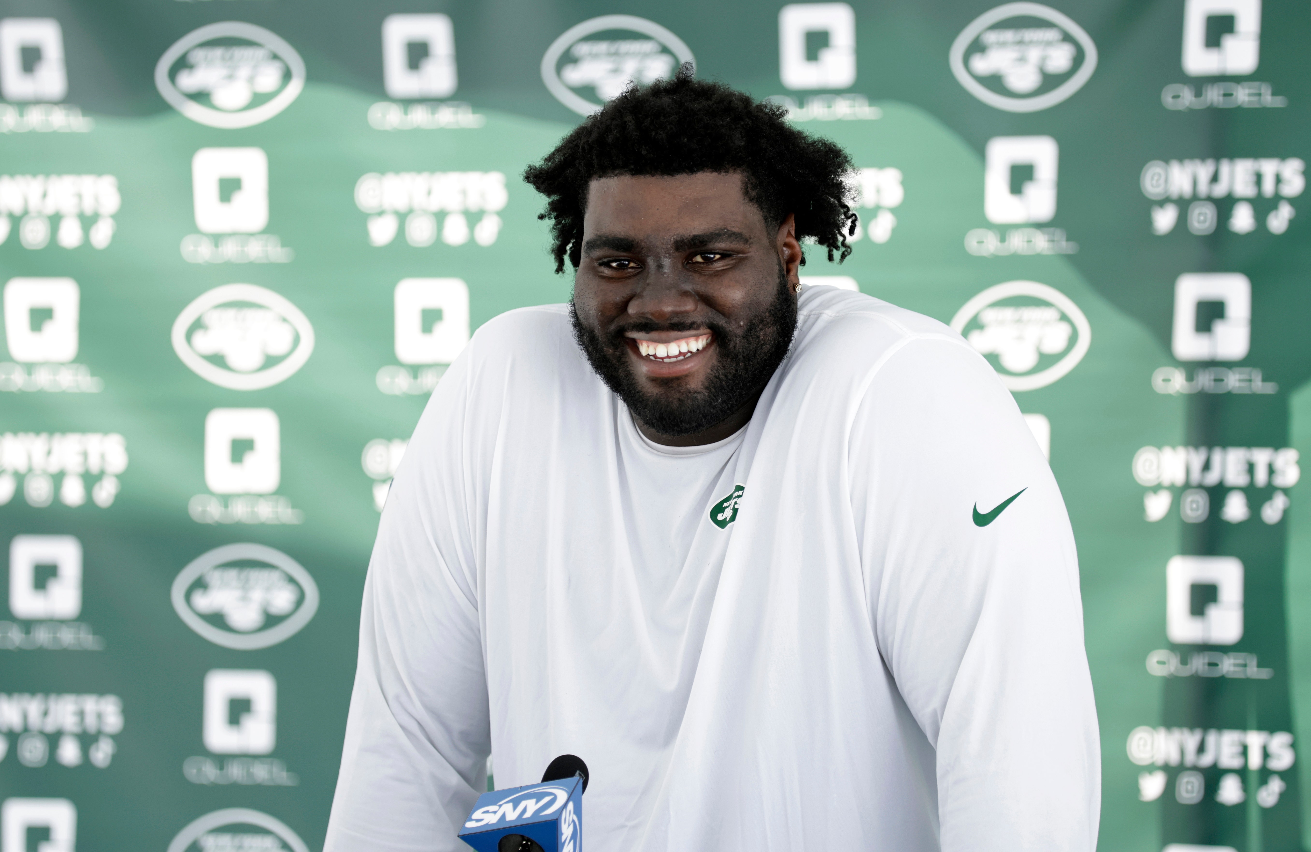 Jets offensive tackle Mekhi Becton is down after appearing to re-injury his right knee.