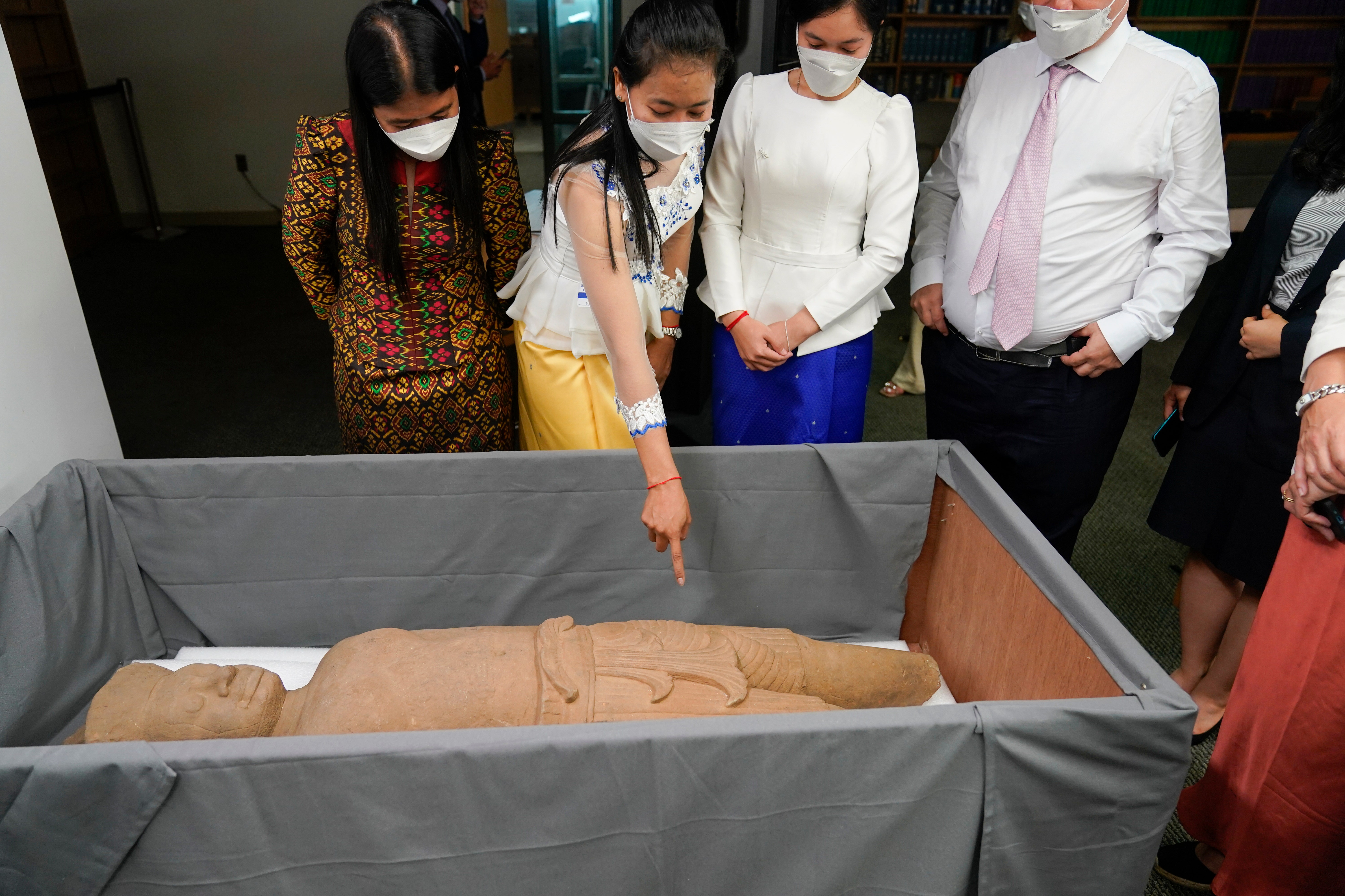 US officials return Cambodian artefacts looted during the Khmer Rouge era