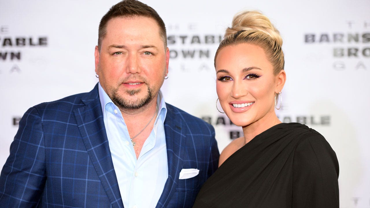 Jason Aldean's new side job? Brittany's makeup artist –