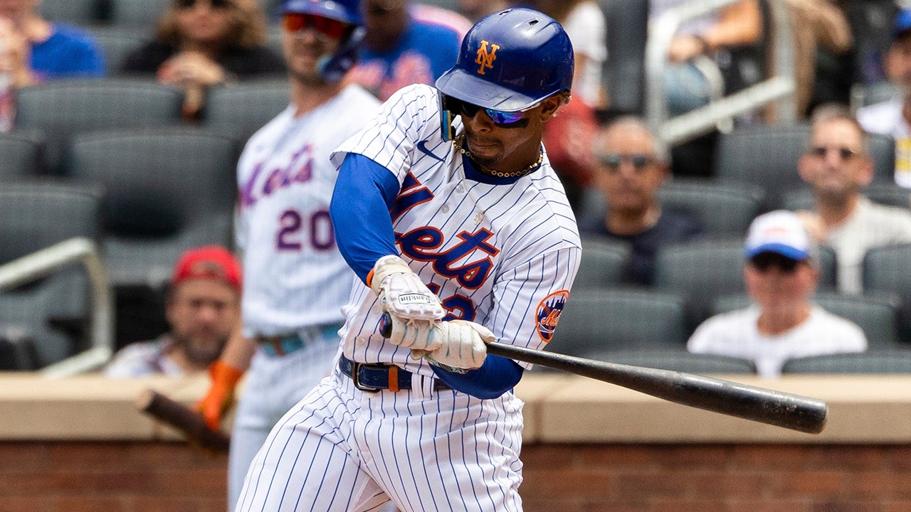 Phillies fan imitates Mets' Francisco Lindor's celebration after RBI double