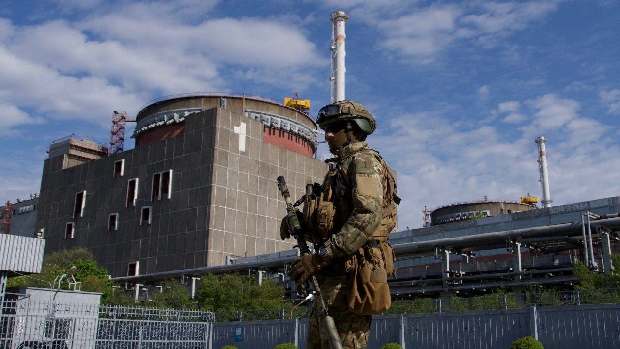 Macron fordert Putin auf, die russischen Streitkräfte aus dem belagerten Atomkraftwerk abzuziehen