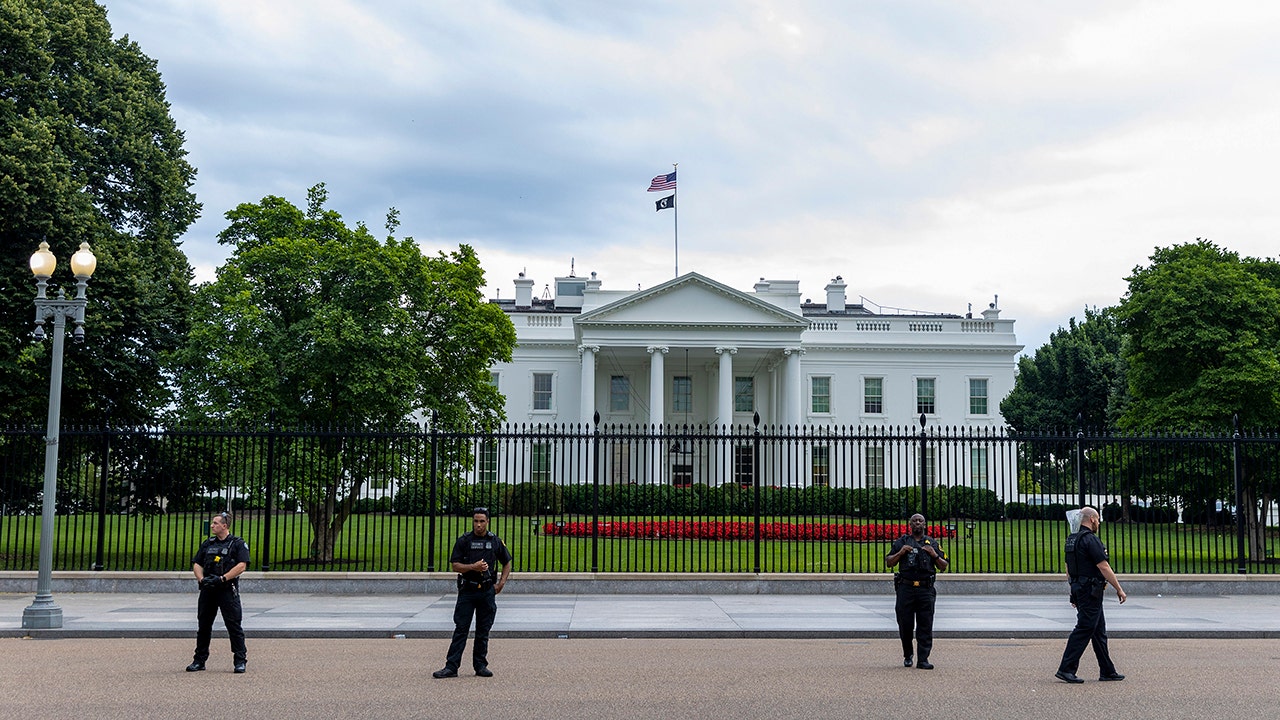News :Secret Service officer assaulted outside White House; suspect arrested
