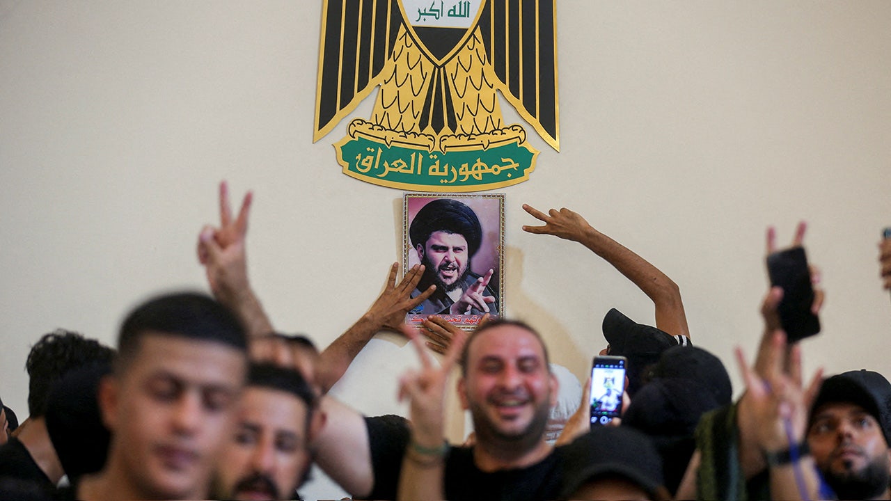 Iraakse demonstranten bestormen regeringspaleis nadat geestelijke Muqtada al-Sadr ontslag neemt uit de politiek