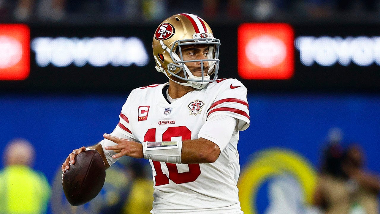 Jimmy Garoppolo, 49ers agree to restructured contract that ends trade rumors: report