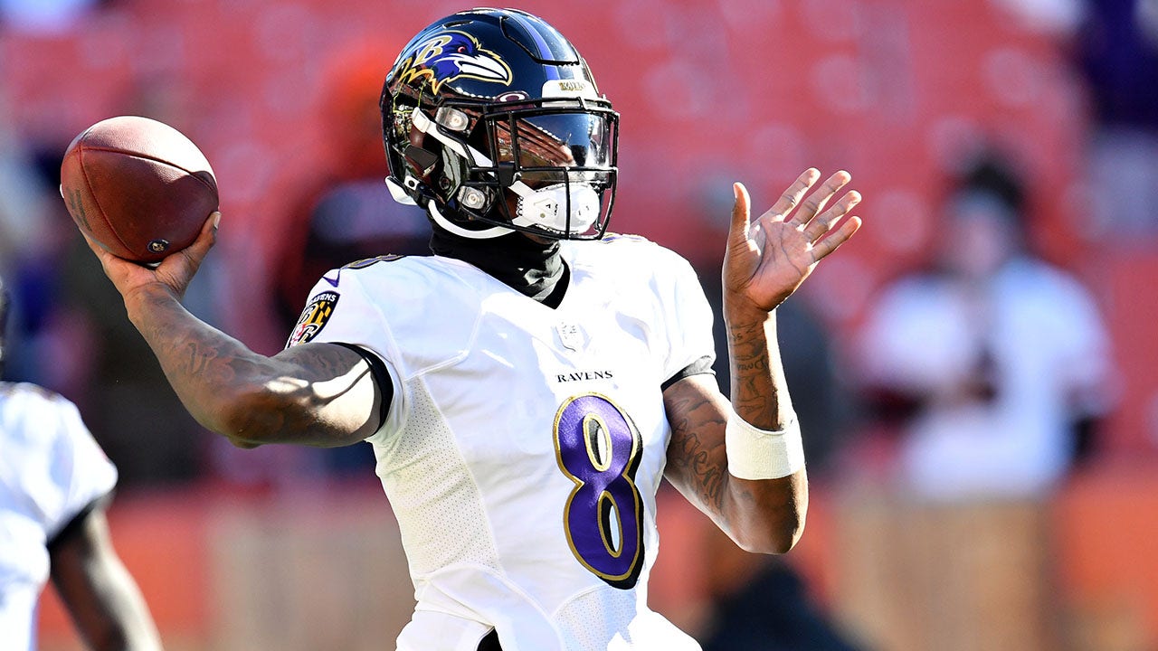 PFT] It was said before last nights Ravens-Cardinals game on Fox that QB  Lamar Jackson has gained 25 pounds. The actual number is more like 10-12. :  r/nfl