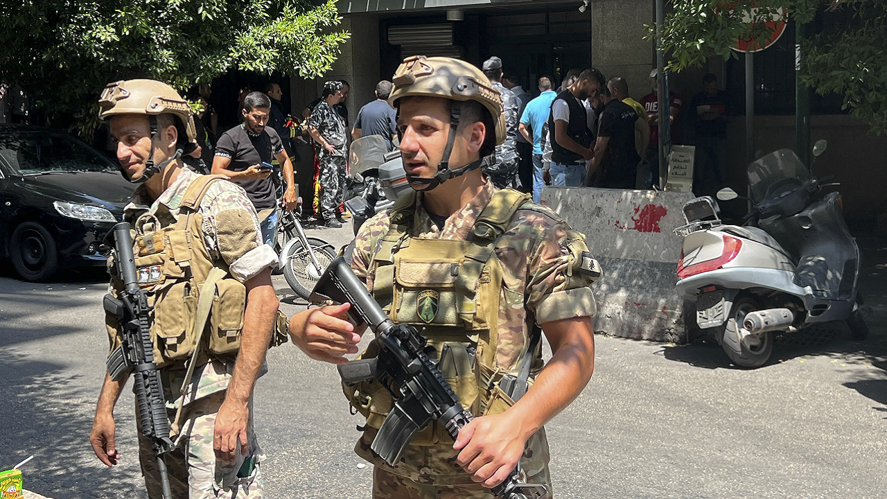 Gunman takes bank staff hostage in Lebanon, demands access to 0,000 in savings: report