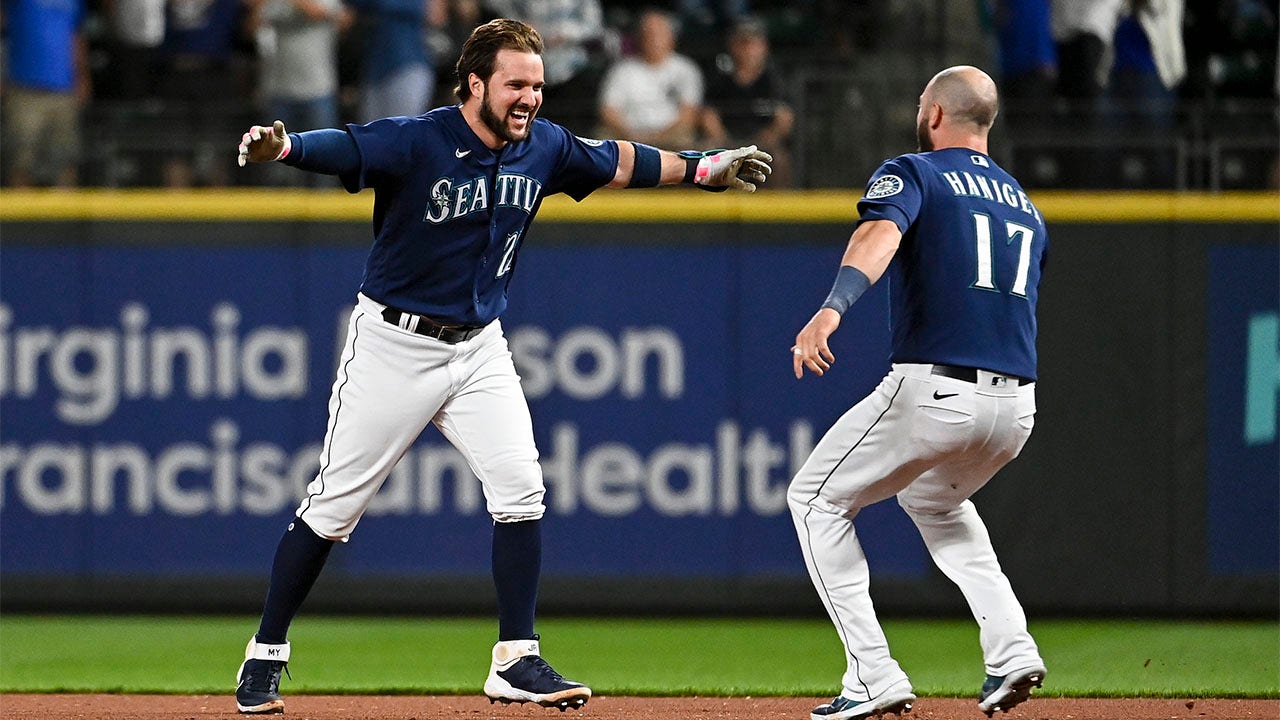 Mariners take advantage of Yankees baserunning mistakes in walk-off win
